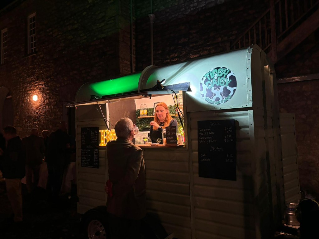 Tipsy Daisy mobile bar in action, photo 21 of 26